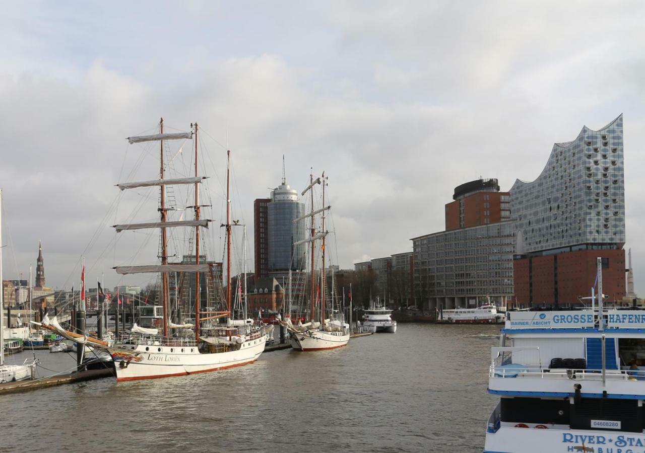 Segelschiff J.R. Tolkien Hotel Hamburg Exterior photo