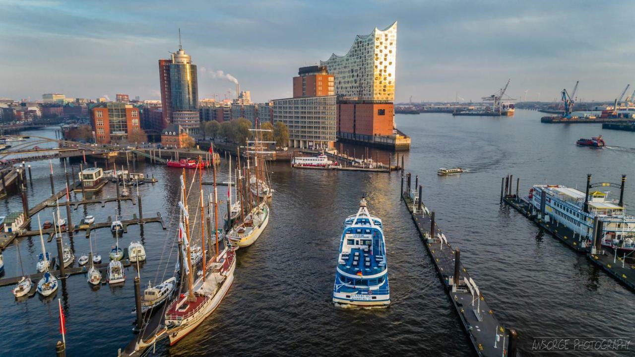Segelschiff J.R. Tolkien Hotel Hamburg Exterior photo