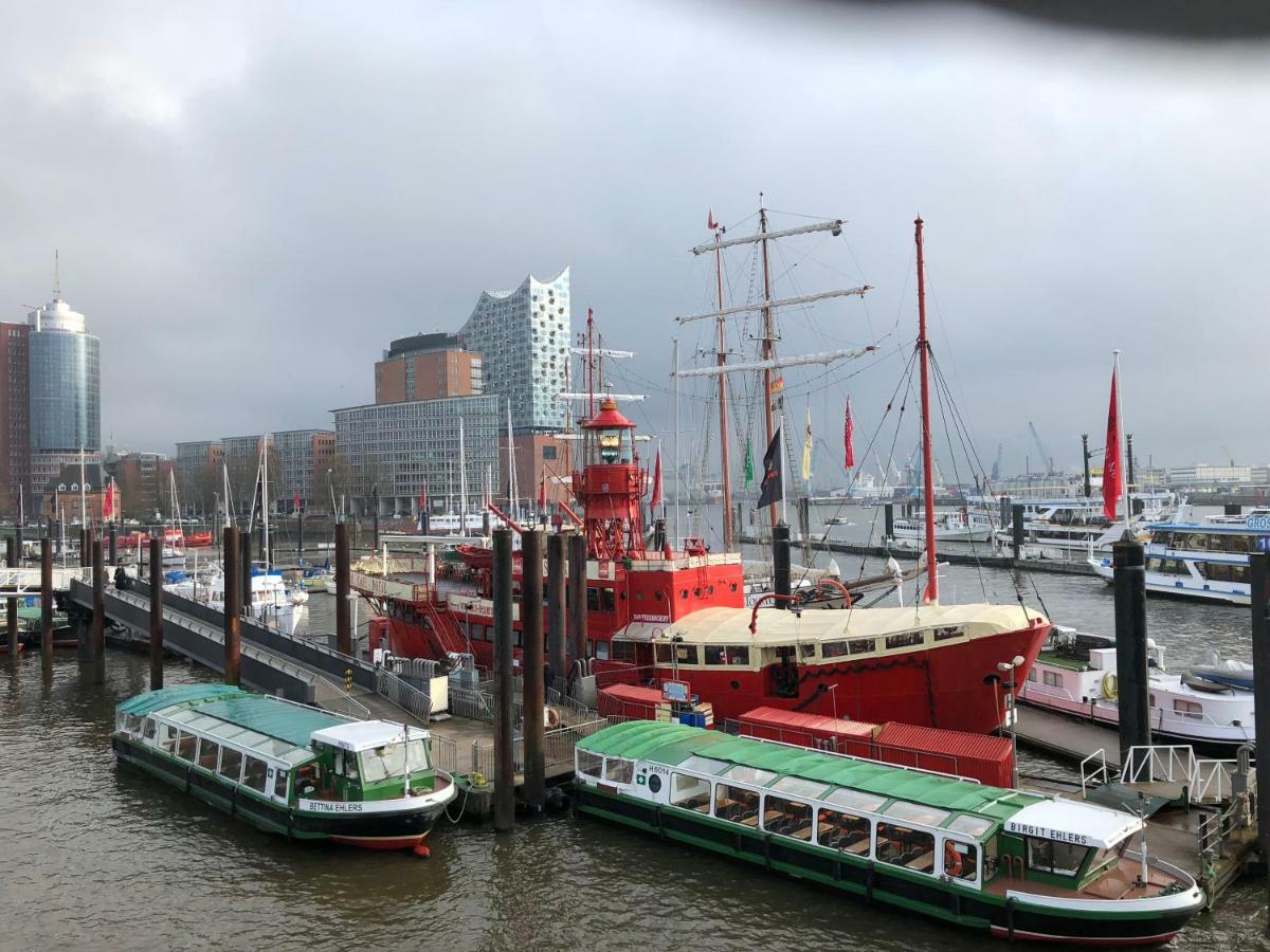 Segelschiff J.R. Tolkien Hotel Hamburg Exterior photo