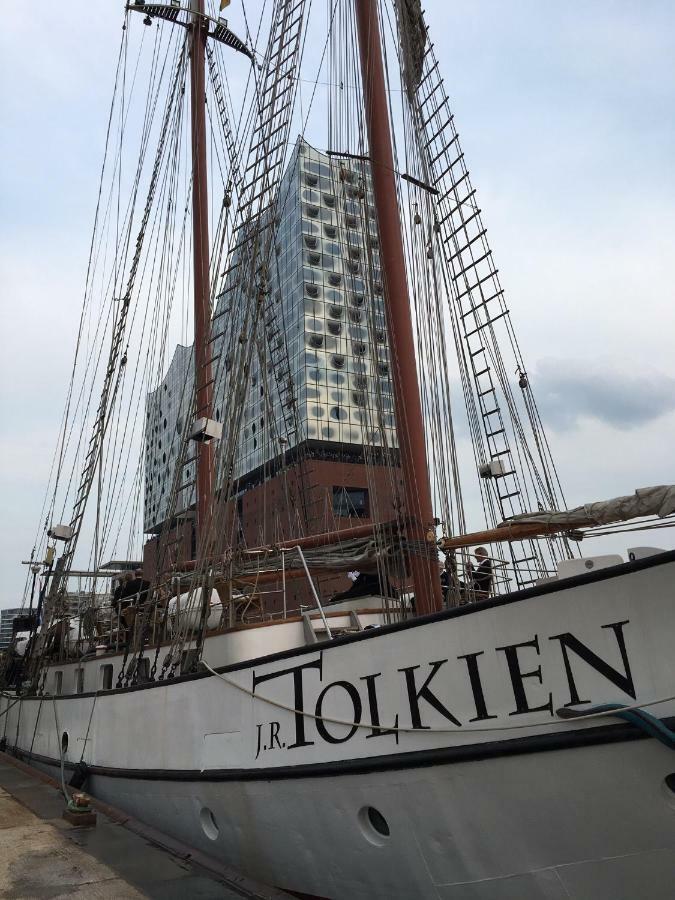 Segelschiff J.R. Tolkien Hotel Hamburg Exterior photo