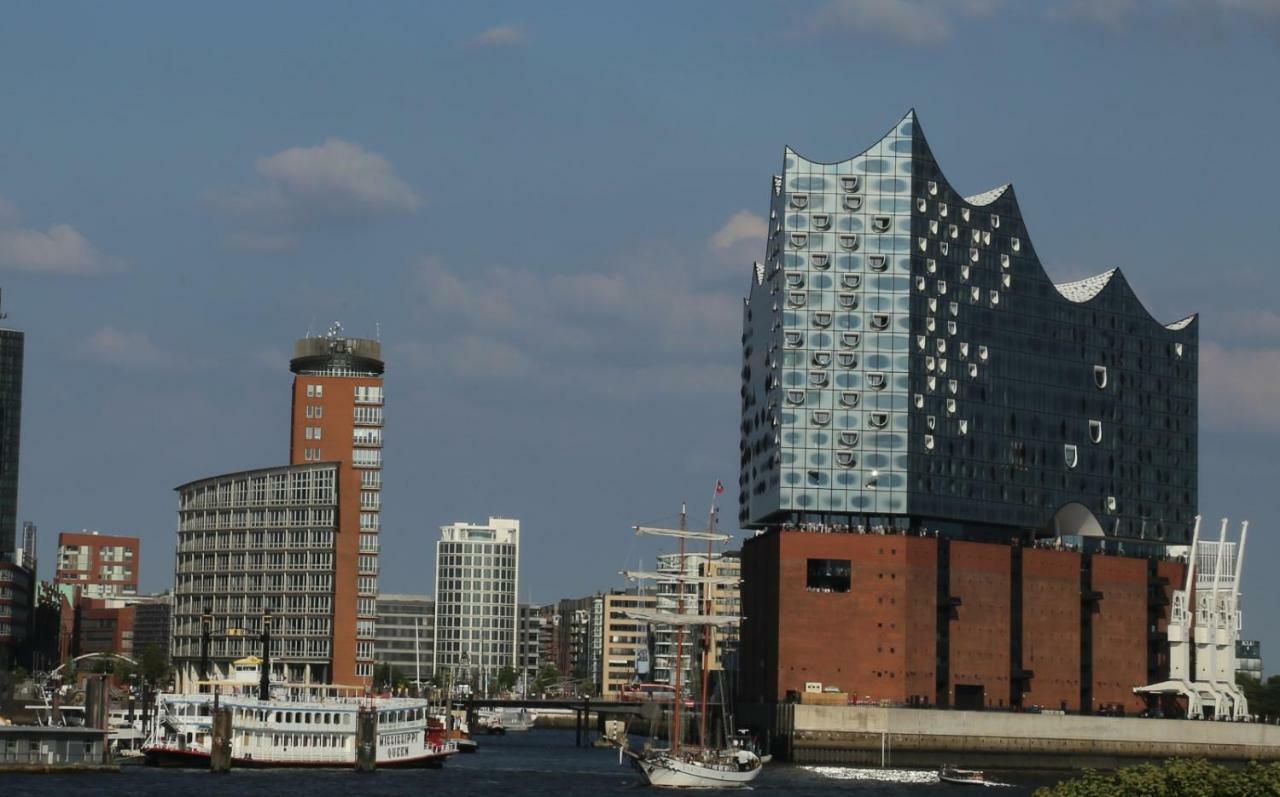 Segelschiff J.R. Tolkien Hotel Hamburg Exterior photo