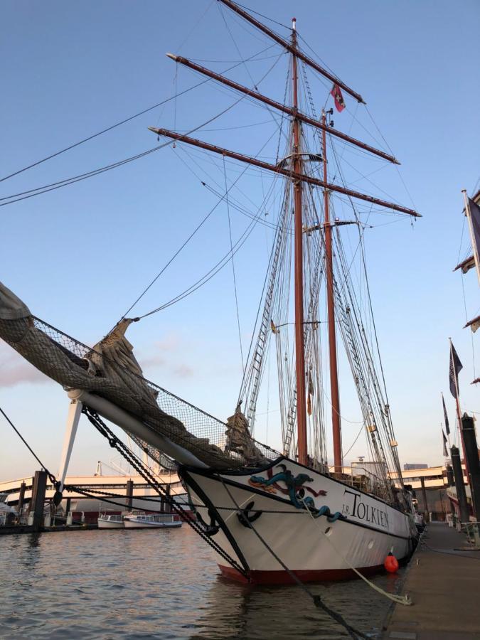 Segelschiff J.R. Tolkien Hotel Hamburg Exterior photo